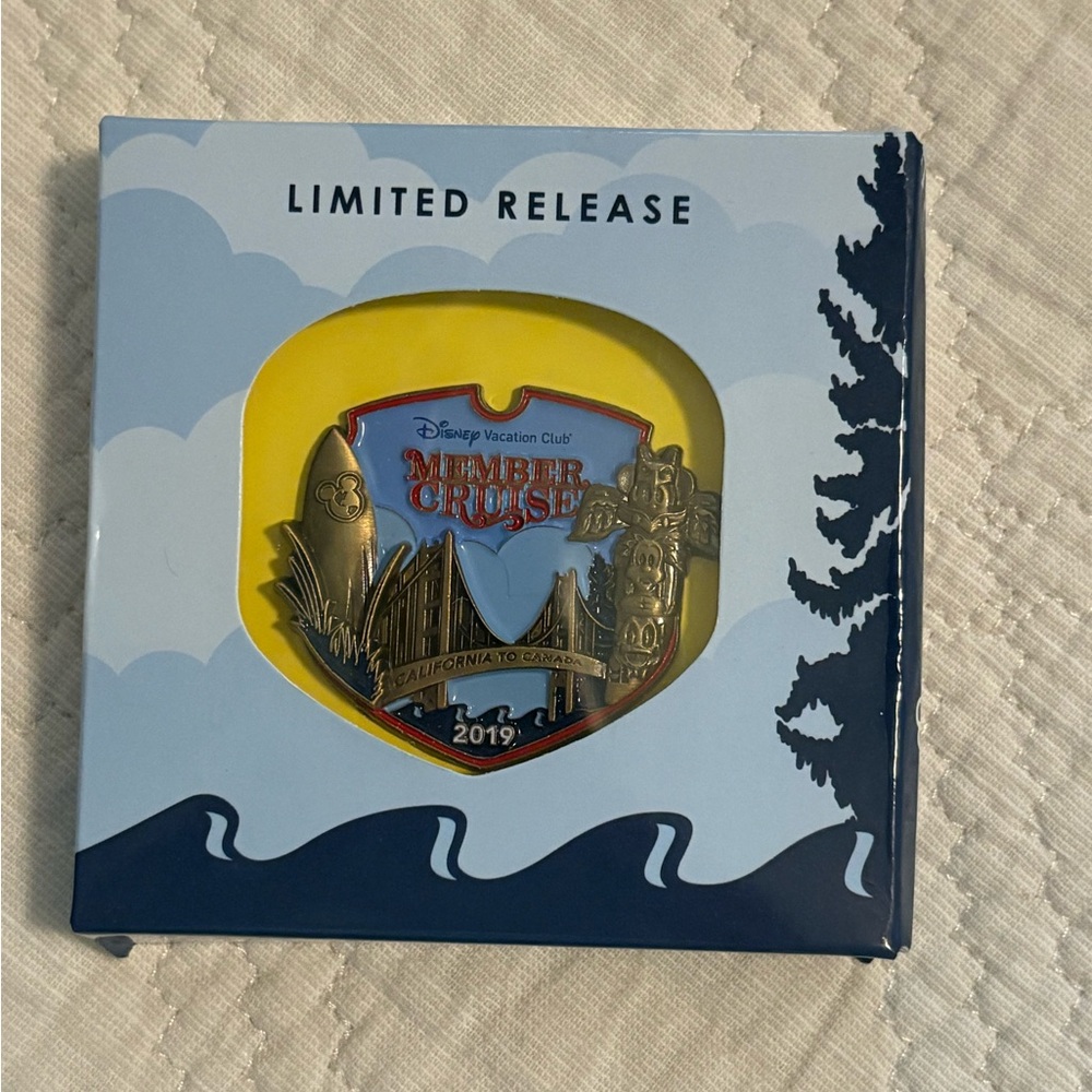 Disney Gold and Blue Member Cruise Pin